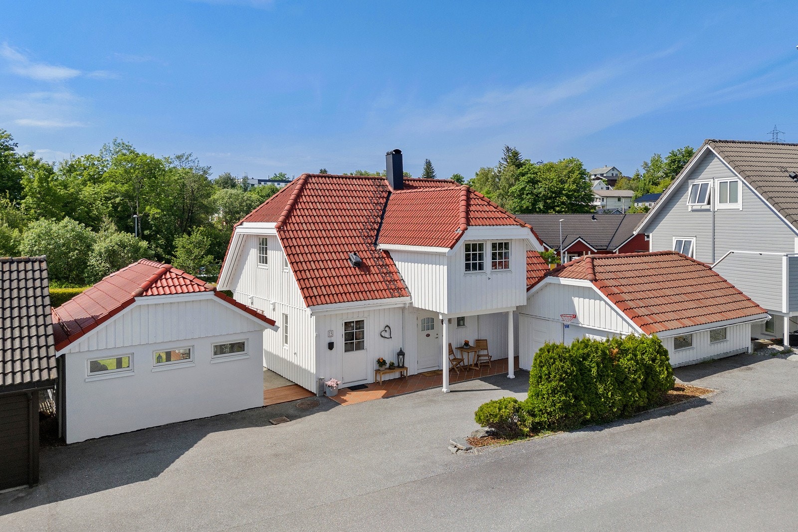 Boligen er over to etasjer, det er garasje med oppbevaringsmuligheter og det er oppført hagestue. En innholdsrik eiendom. Galleribilde