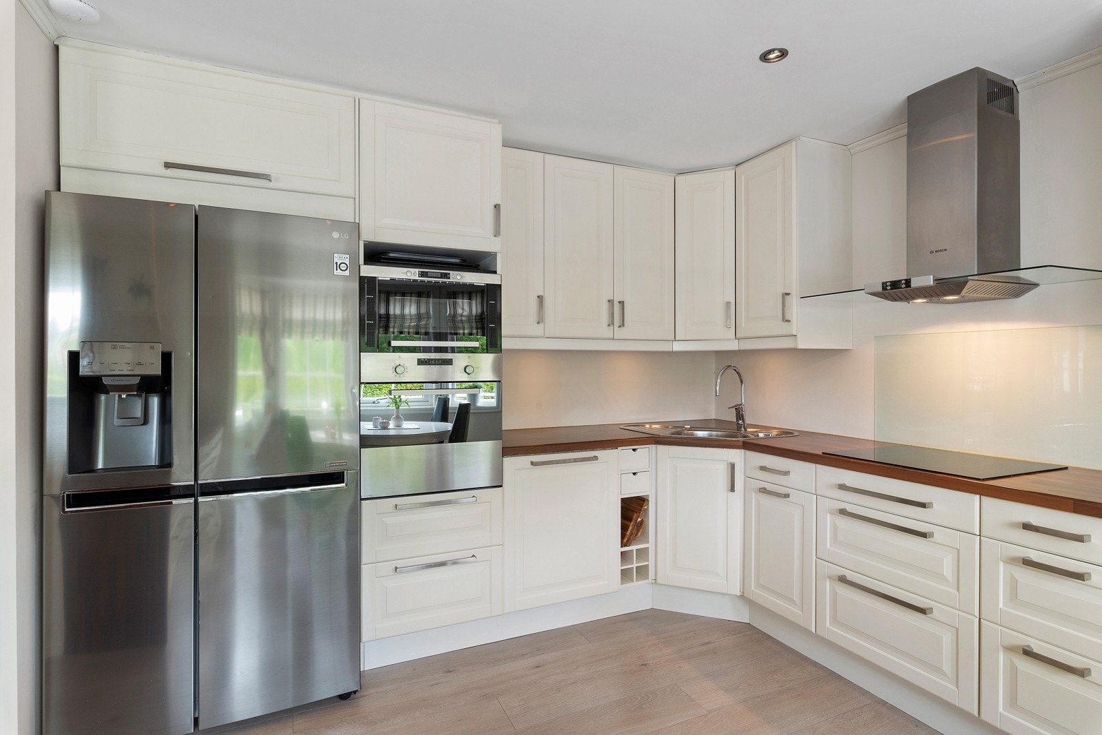 Kjøkkenet er fra 2007 med hvite stilsikre fronter og benkeplate av laminat. Galleribilde