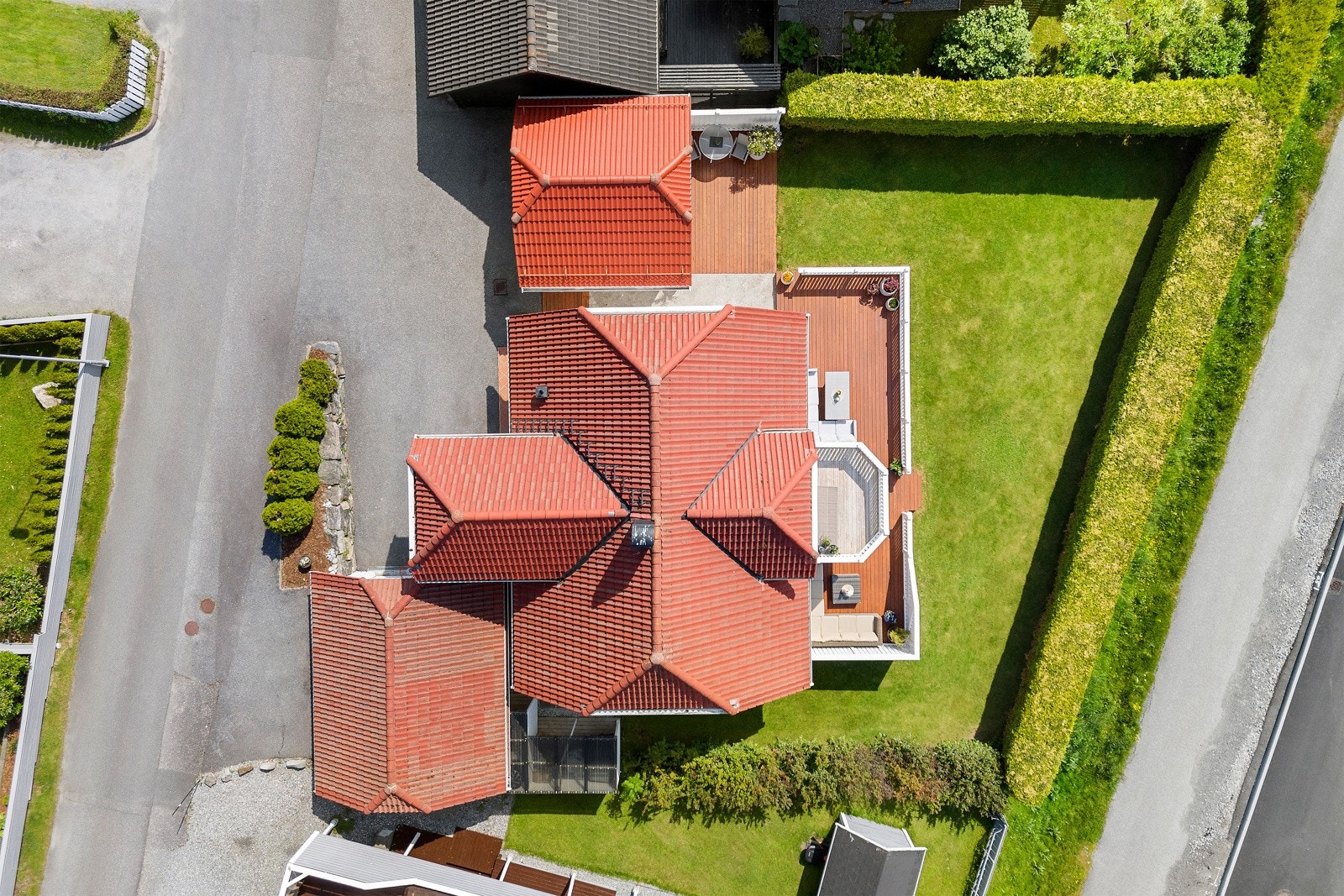 Oversiktsbilde. En lite trafikkert gate med ingen gjennomgangstrafikk. Galleribilde