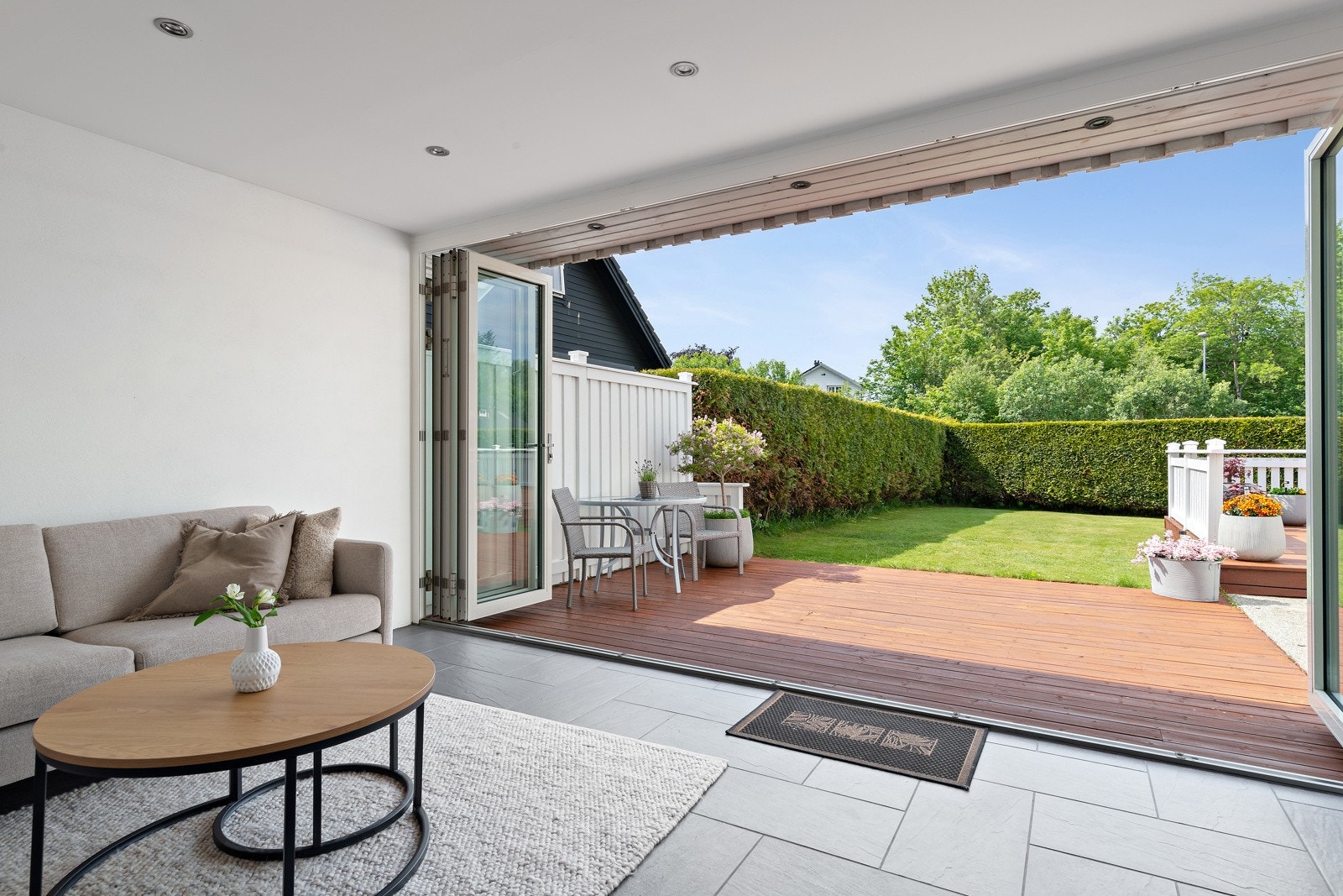 Eiendommen kan også skilte med en flott, isolert hagestue med foldedører. Galleribilde