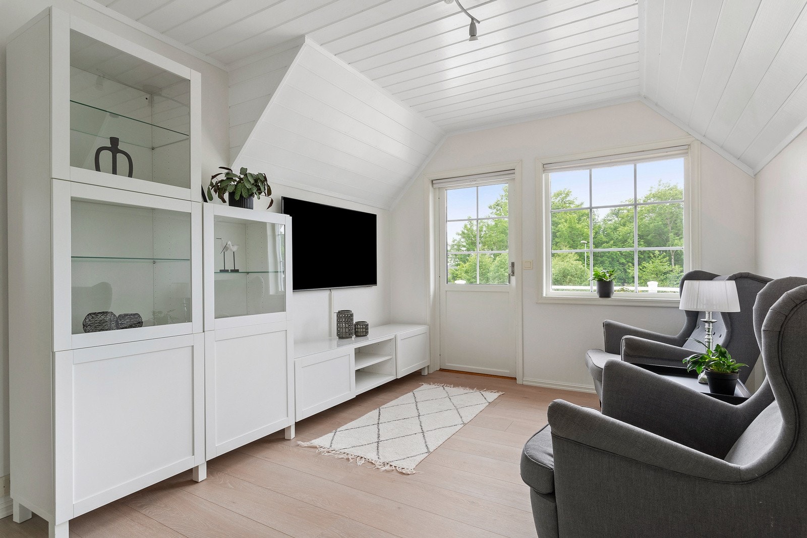 Praktisk utnyttet og godt med plass til far i huset når mor har klubb og kakler i hovedetasjen. Galleribilde