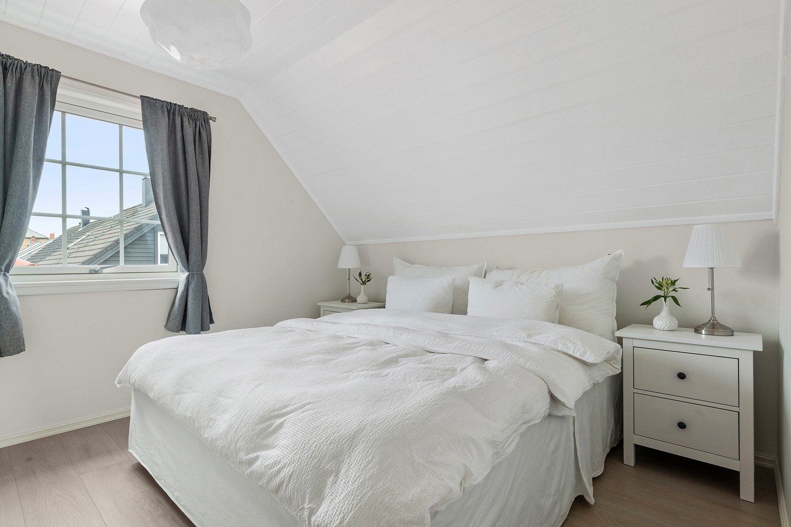 God plass til dobbelseng og nattbord på hver side. Galleribilde