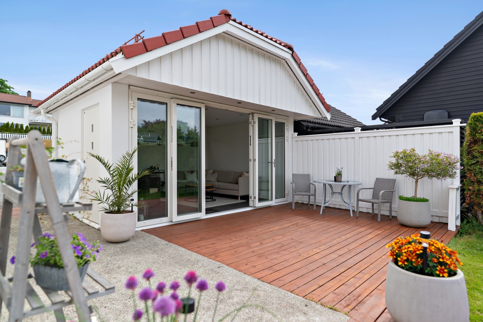 Hagestuen er en fin forlengelse av både inne- og uteområder på eiendommen og fungerer ypperlig året rundt. Galleribilde