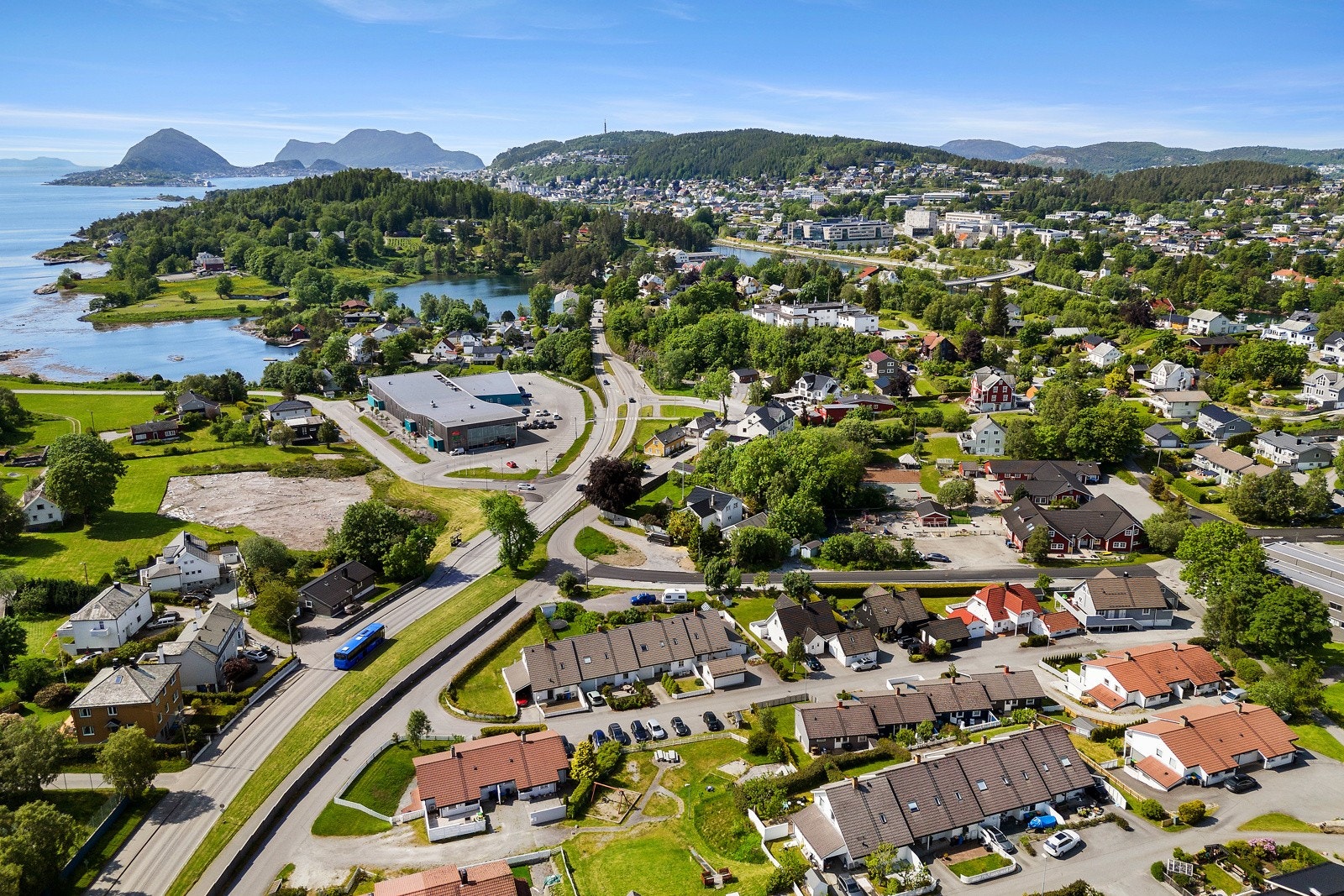 Ålesund International School ligger like ved og boligen ligger midt mellom Kolvikbakken og Hatlane barneskole. Kort vei er det også til Gavla, Høgenakken, Hatlaåsen m.m. Galleribilde