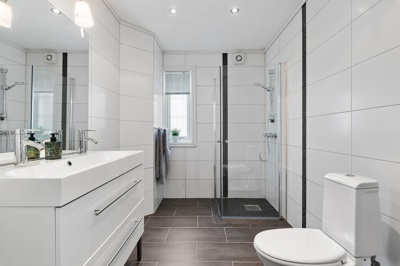 Det er to bad i boligen - her fra hovedetasjen. Galleribilde