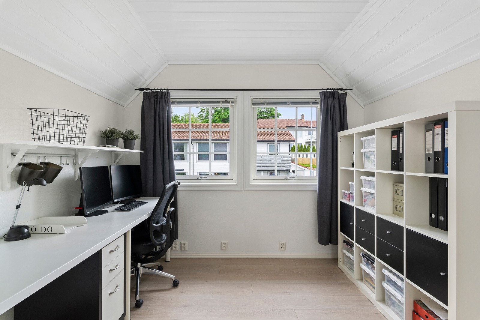 I 2004 ble boligen påbygd og det ga ett ekstra soverom mot øst. Påbygget fungerer også som overbygg for inngangspartiet. Galleribilde