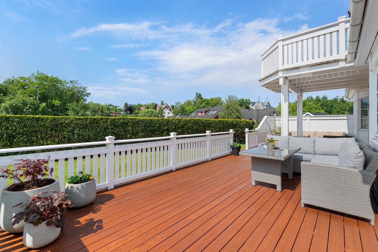 Her nyter du stillheten samtidig som ungfolene leker i hagen. Her er det plass til trampoline, fotballmål og vannspreder. Galleribilde