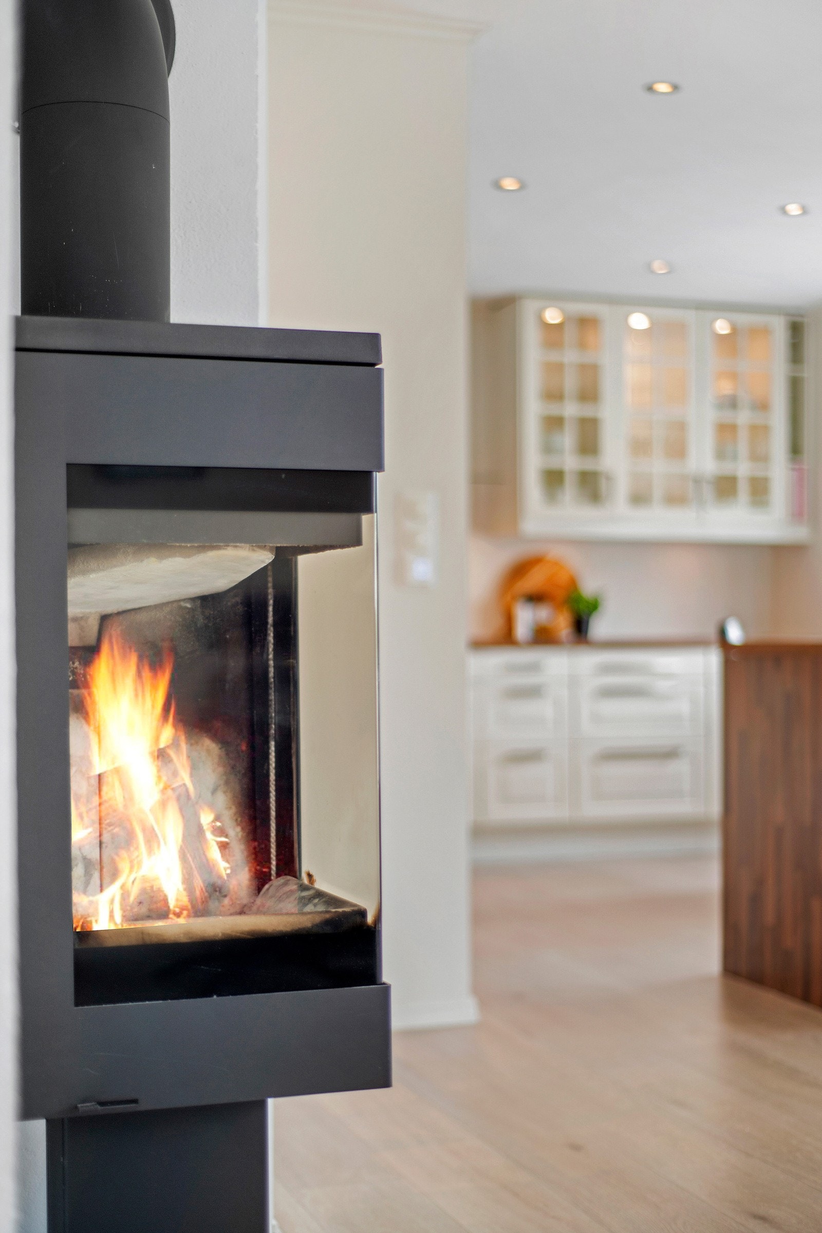 Ildstedet fungerer som et fint bindeledd mellom tv-stuen, spisestuen og kjøkkenet. Galleribilde