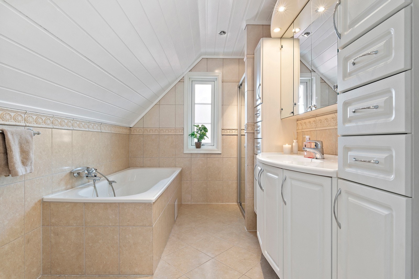 Badet i loftsetasjen er oppusset i 2003 og har badekar, dusjnisje, wc og servant med innredning. Galleribilde