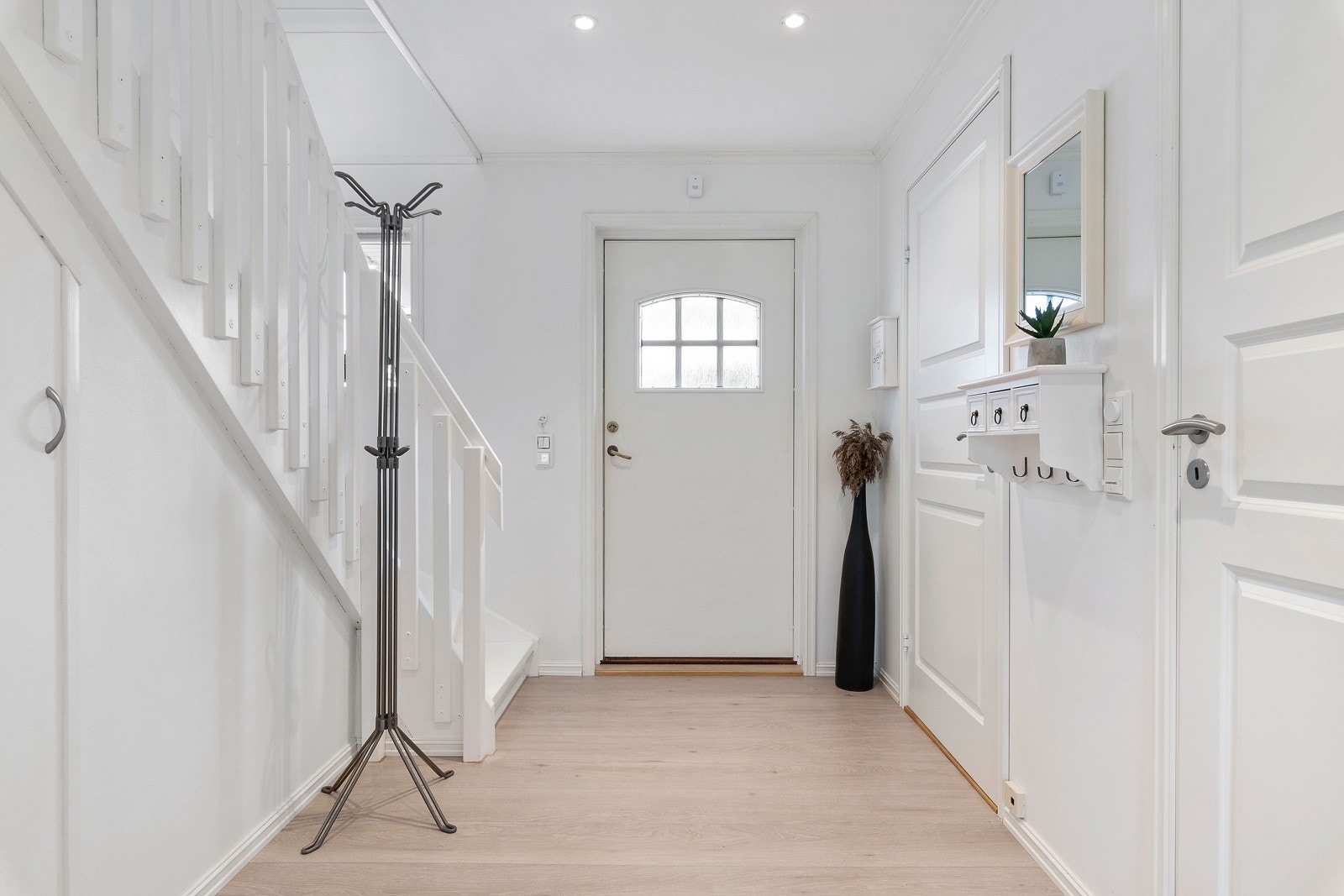 Velkommen inn. Boligen fremstår som lys med velholdte overflater. Galleribilde