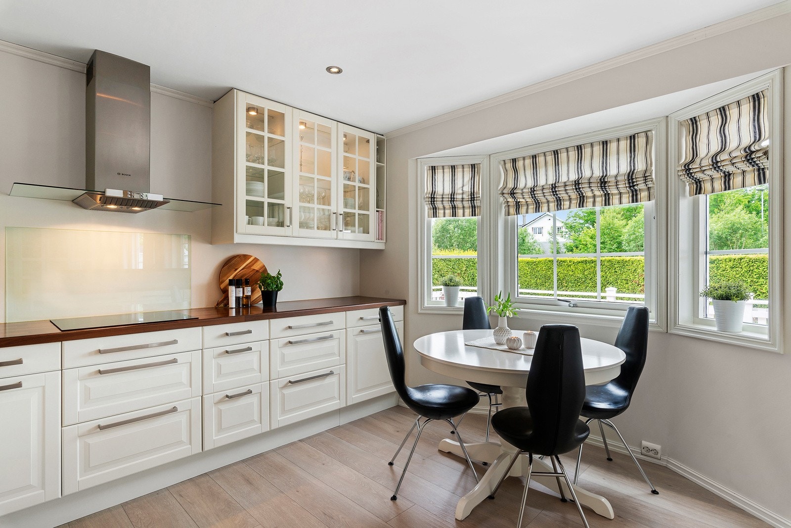 Det er godt med benke- og oppbevaringsplass i både under- og overskap. Galleribilde