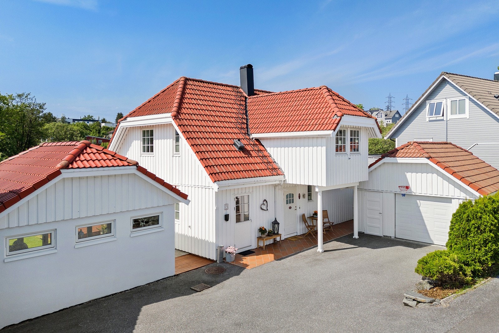 Det er asfalterte parkeringsareal og det er montert elbillader. Galleribilde