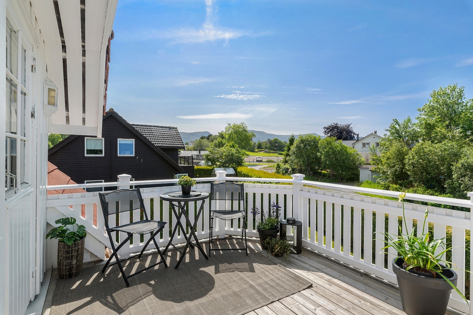 Fra loftstuen er det også utgang til en solrik veranda. Galleribilde