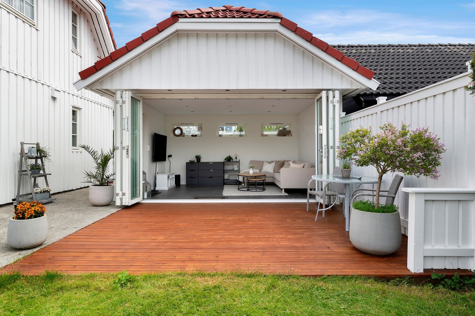 Og når mørket og kvelden nærmer seg trekker man enkelt i retning hagestuen. Optimalt. Galleribilde