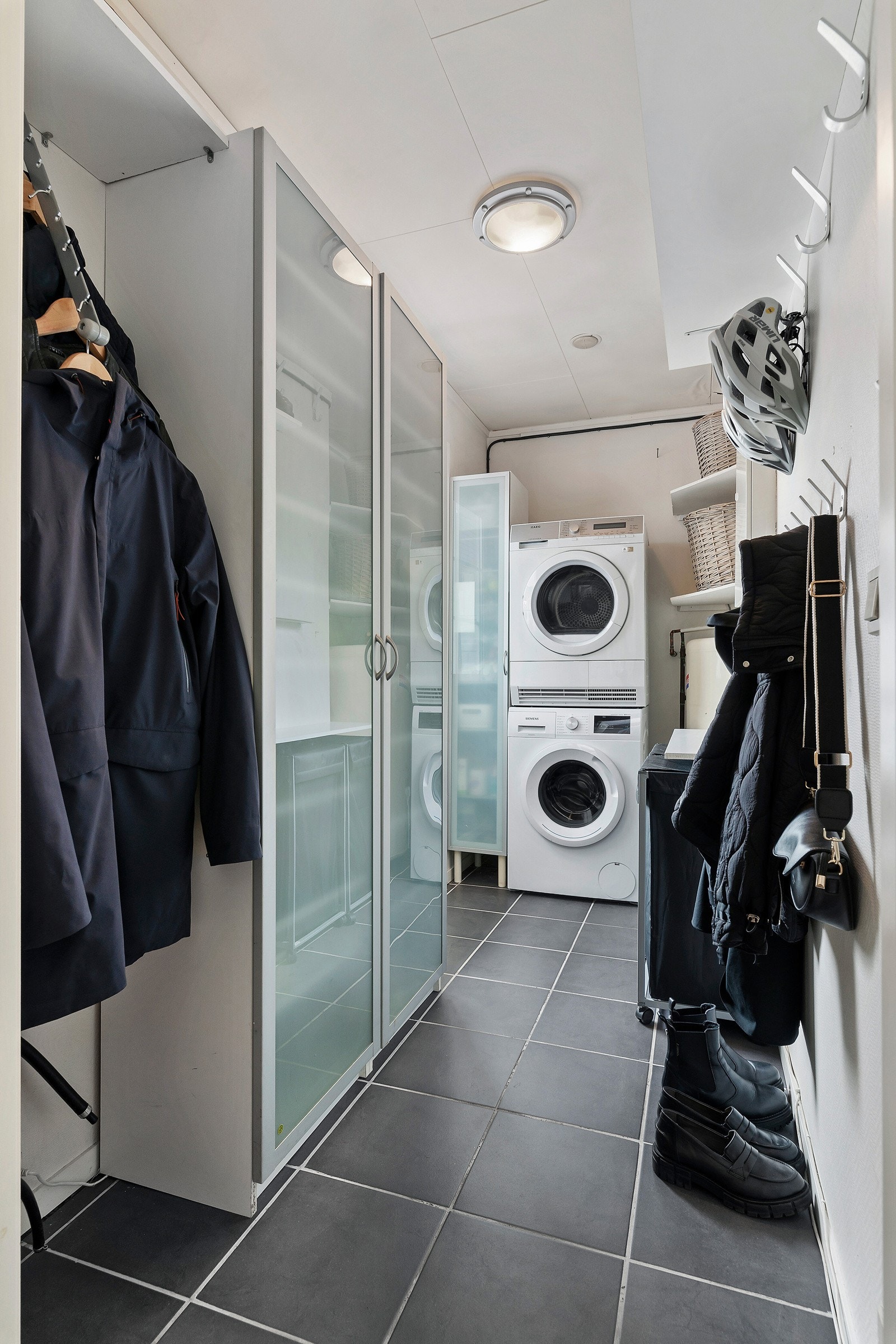 Ved inngangspartiet er dette vaskerommet etablert med fliser på gulv. Etablert opplegg for vaskemaskin og tørketrommel. Galleribilde