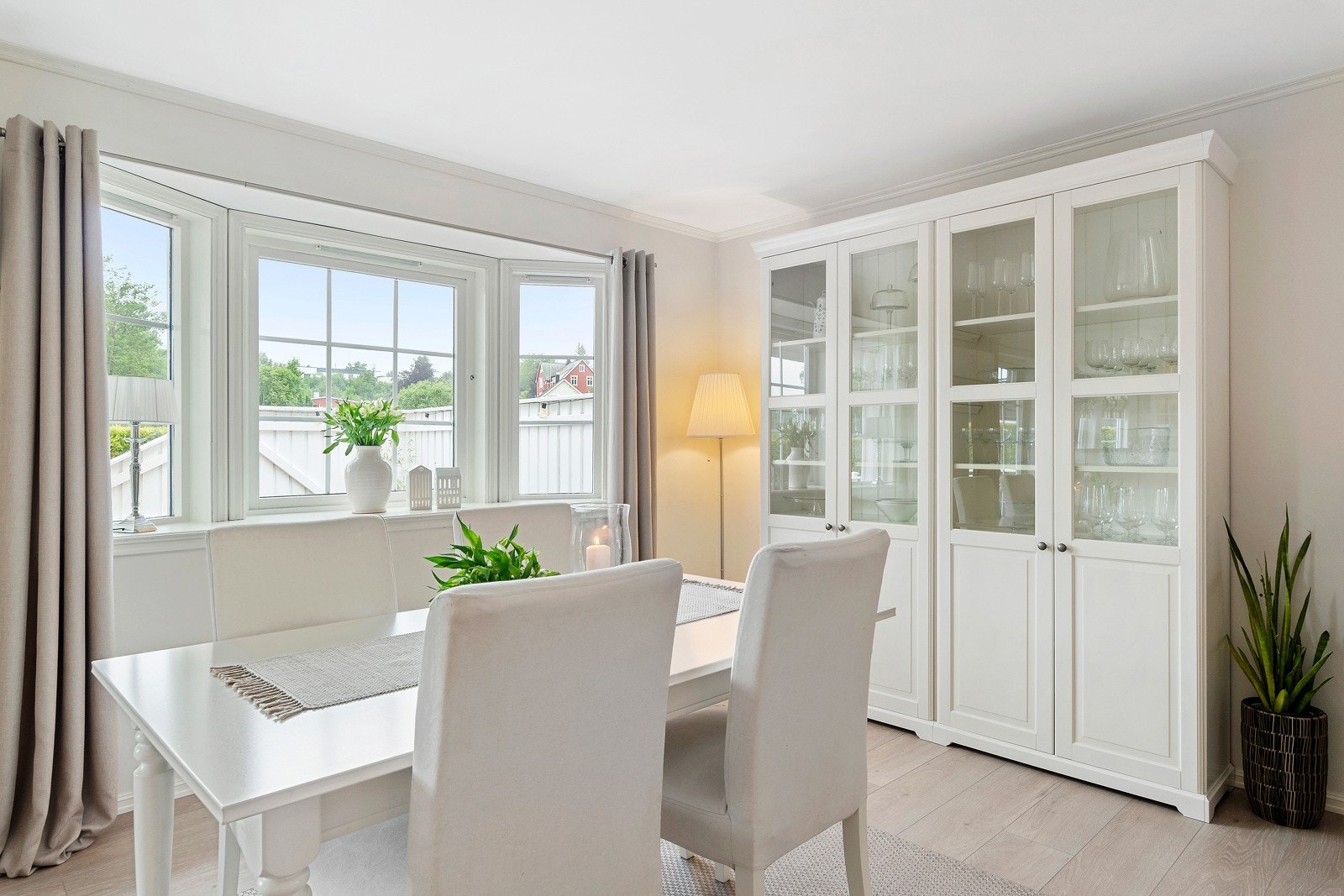 Noen vinduer og verandadøren er skiftet i hovedetasjen. Galleribilde