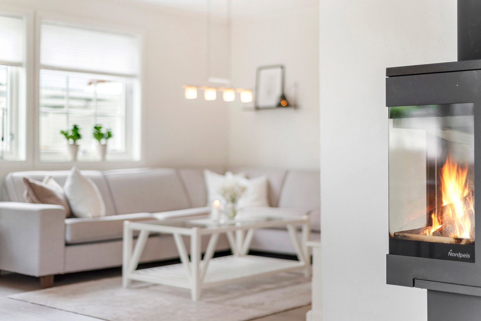 Vi starter på stuen. Denne er oppusset i 2018 med gulvvarme og nye gulv. I tillegg er det etablert et stilfullt og lunt ildsted. Galleribilde