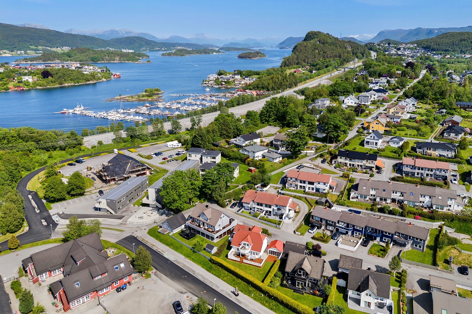 Fra eiendommen er det under femti meter til barnehage, cirka 200 meter til Kiwi Klokkersundet med søndagsåpen butikk og cirka 150 meter til busstopp. Galleribilde