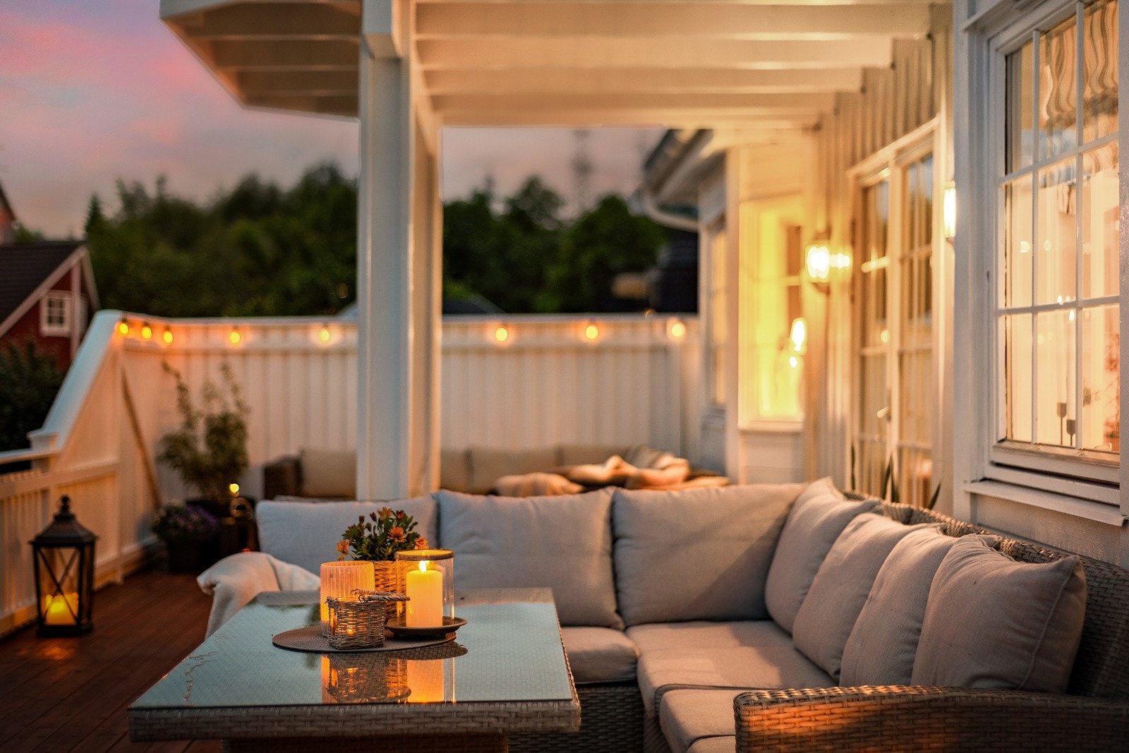 Noen delvis overbygde, noen med levegg og noen mot morgensolen i øst. Galleribilde