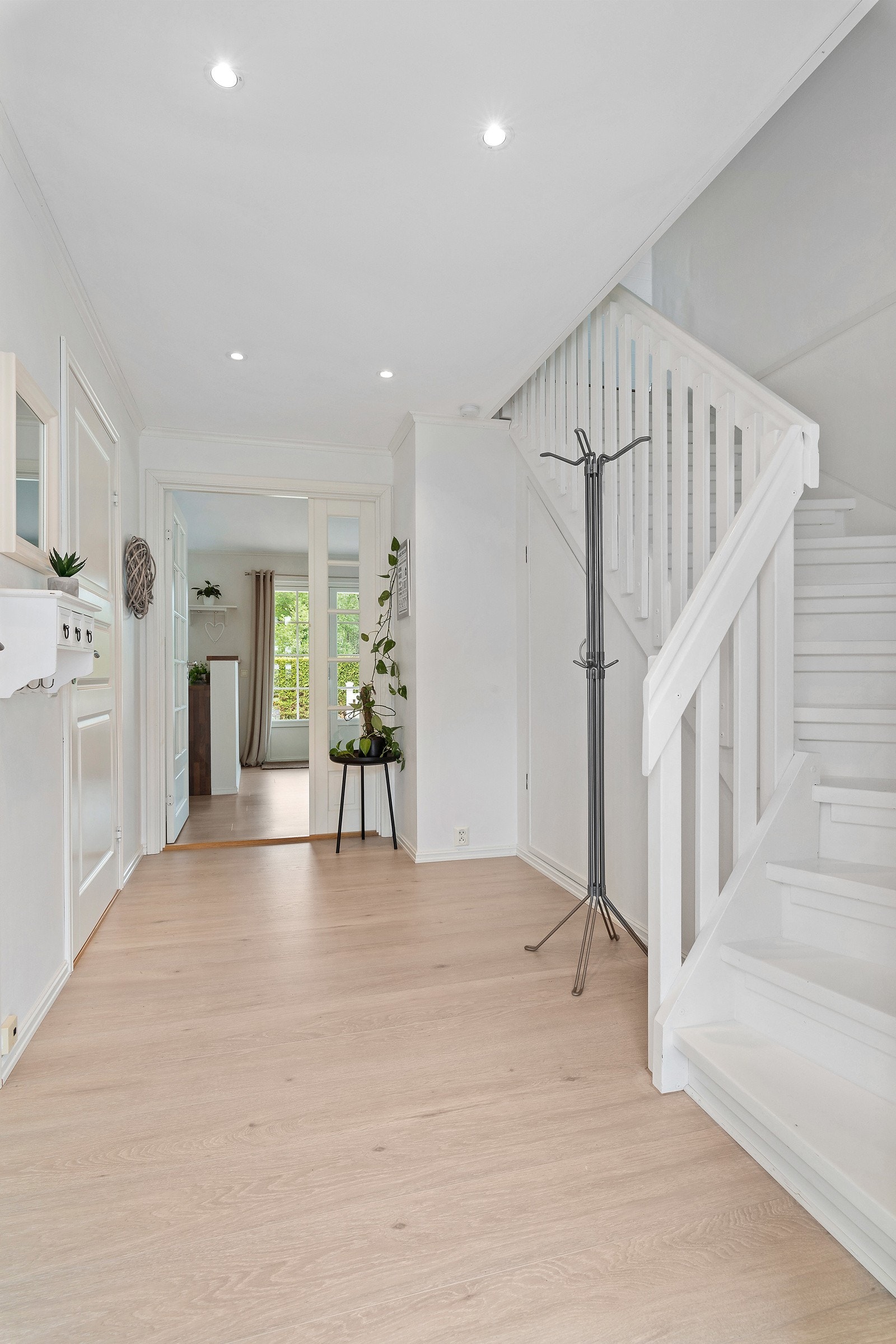 Nyere laminatgulv og spotter i himlingen. Straka vegen er stue og kjøkken. Galleribilde