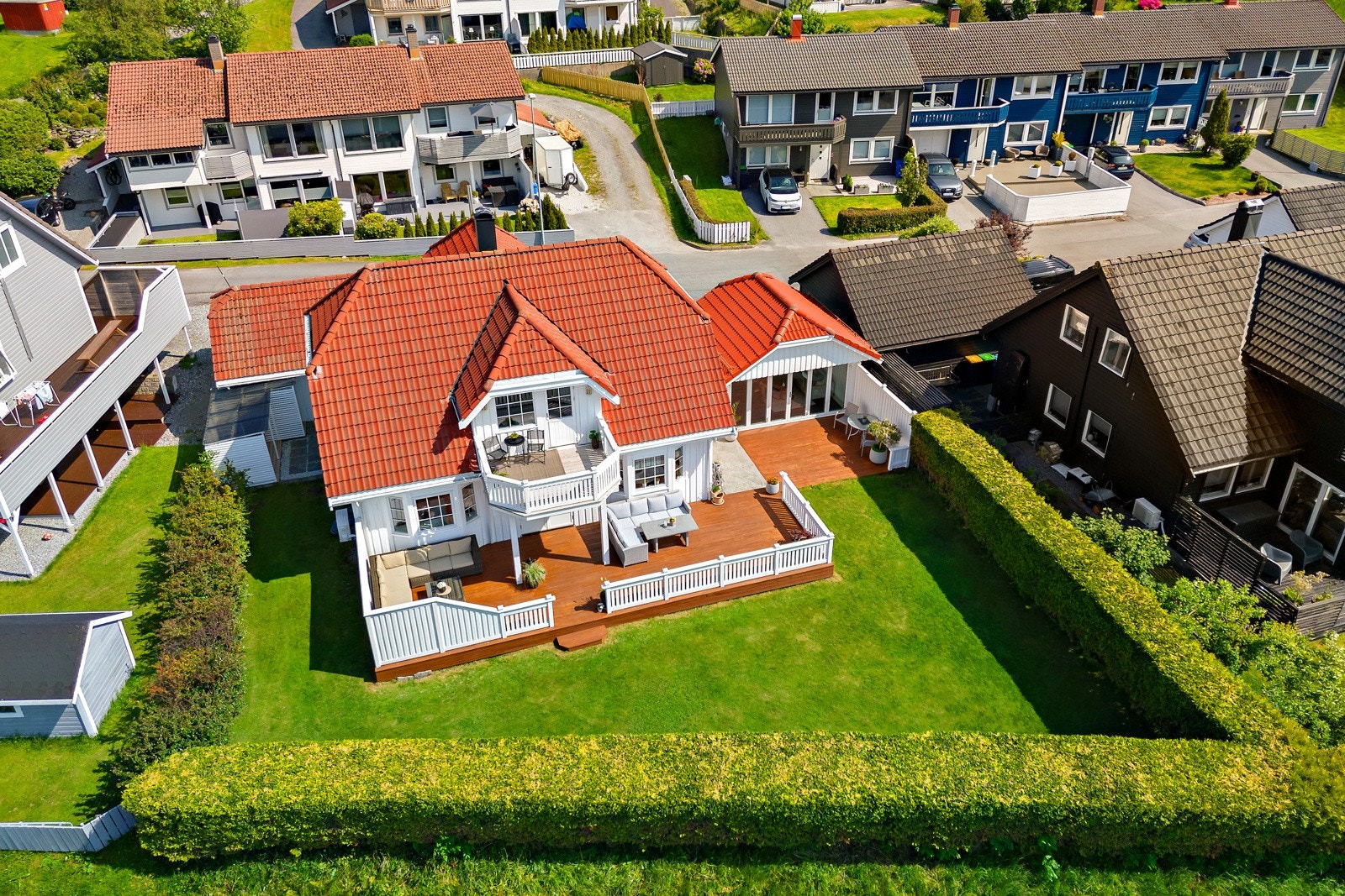 Eiendommen er fint opparbeidet og forholdsvis enkel å stelle. Her trives robotklipperen godt på flatmark. Galleribilde