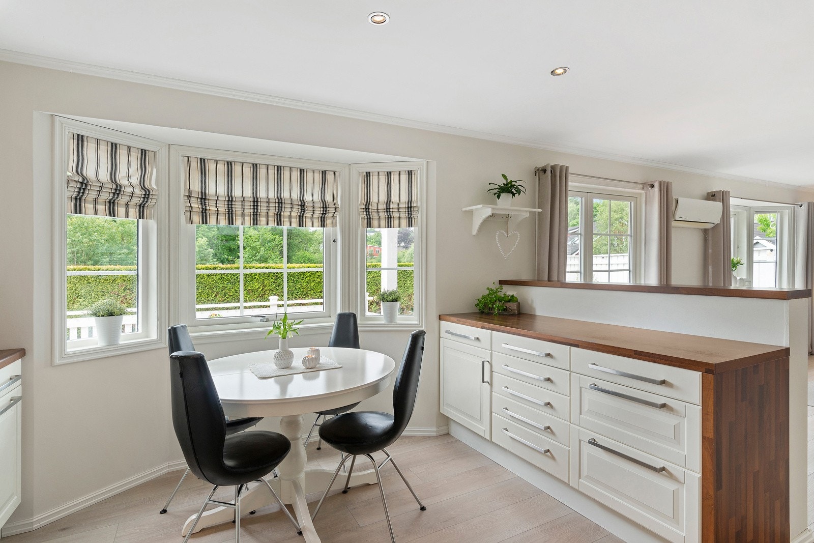 Et fint sted å ha arvingen til å gjøre lekser samtidig som pannekakene flippes i stekepannen og timeplanen skal gå opp. Galleribilde