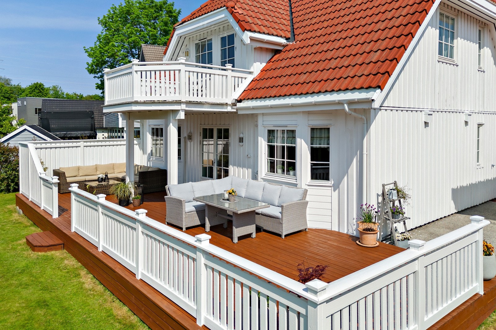 Her får du solen tidlig på dagen og beholder den til godt ut på kvelden midtsommers. Galleribilde