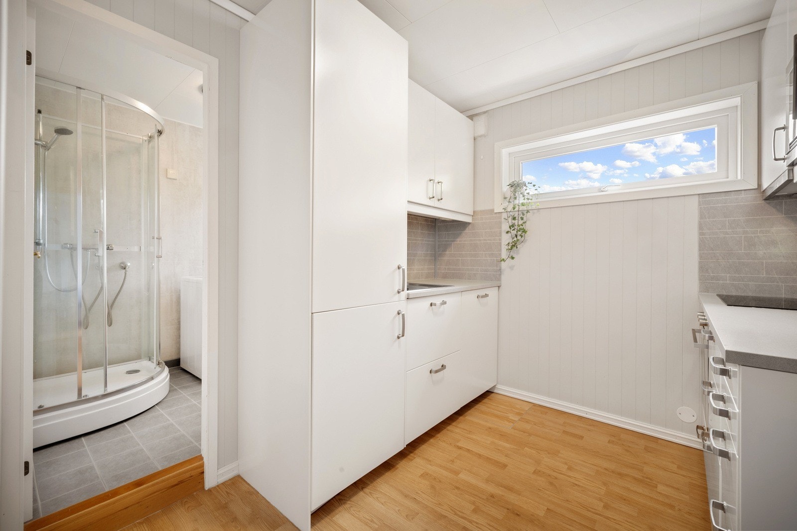 Kjøkken, inngang til bad Galleribilde