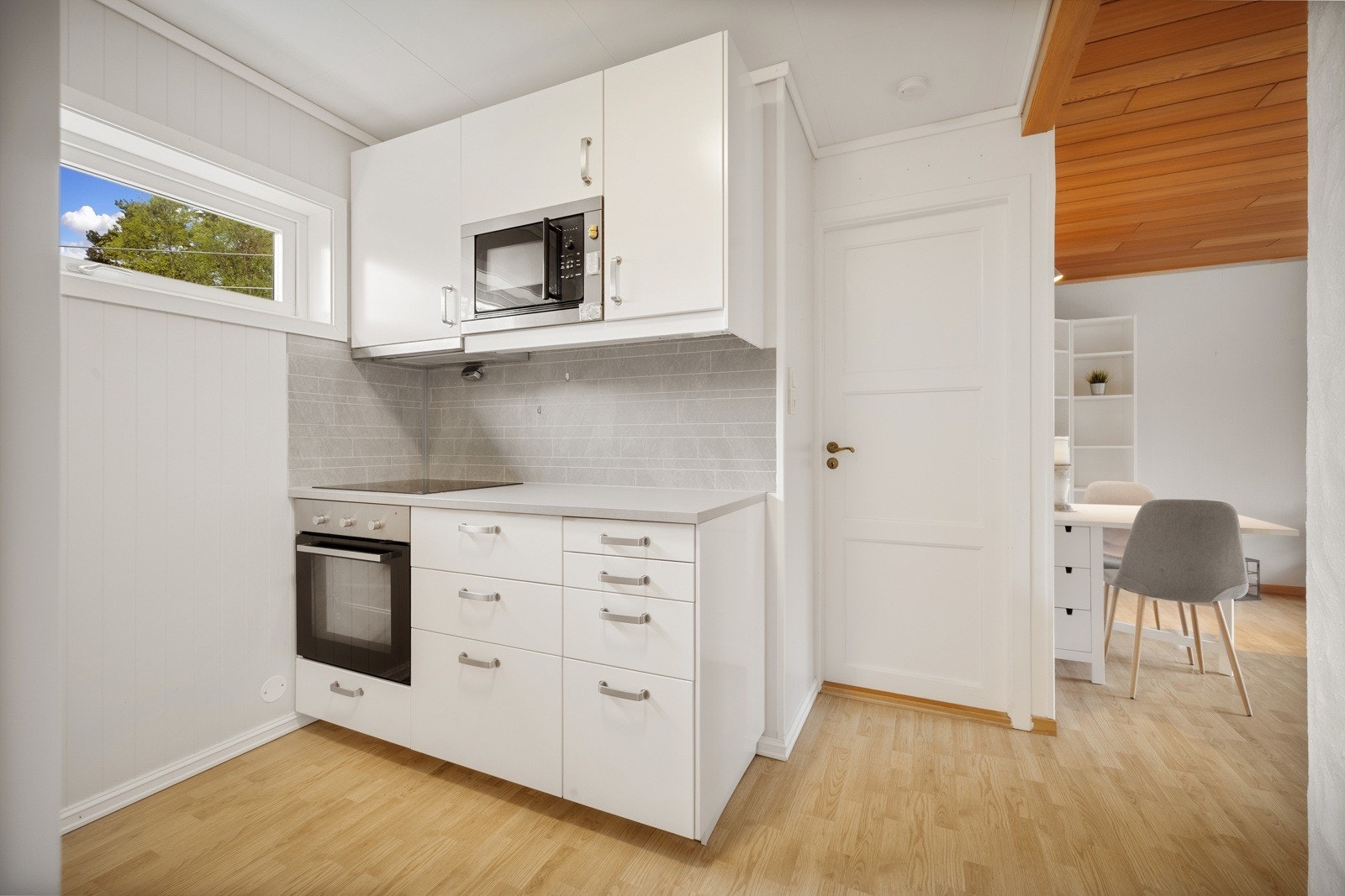 Kjøkken, integrert mikro, kjøleskap og komfyr/platetopp. Galleribilde