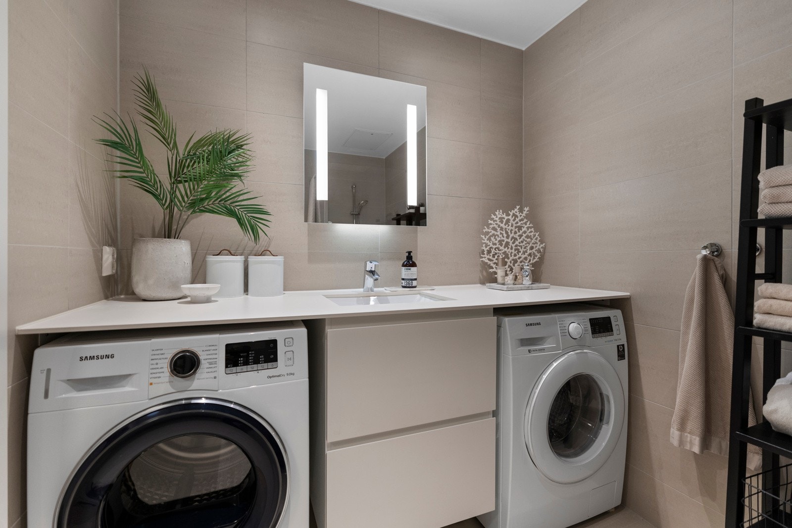 Badet fremstår som moderne, elegant og gjennomført, med en tydelig spa-følelse. Galleribilde