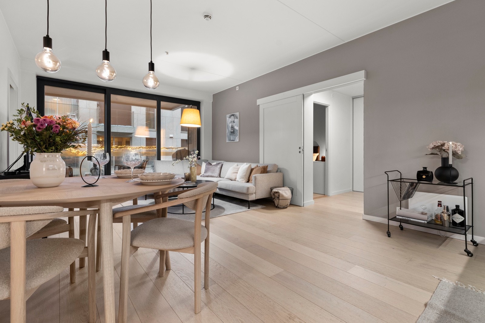 Her er det god plass til både stor sofagruppe og sosiale soner, noe som gjør stuen ideell for både avslappende hverdager og representativt selskap Galleribilde