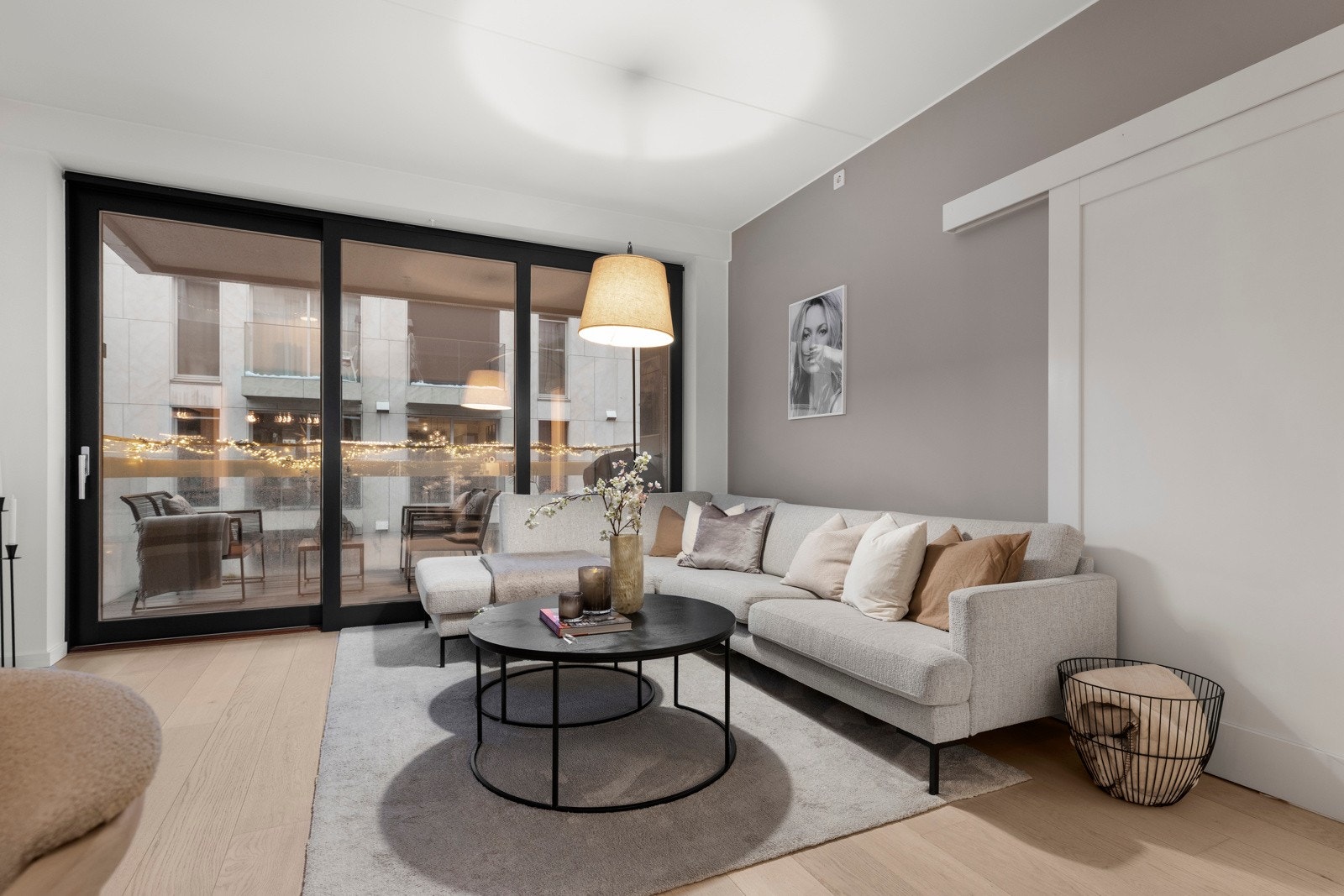 Den ekstra takhøyden forsterker romfølelsen og gir boligen et eksklusivt, urbant preg ? helt i tråd med Bjørvikas moderne arkitektur. Galleribilde