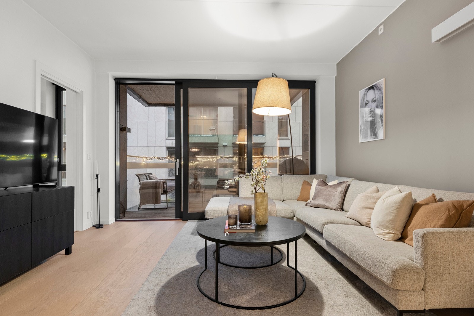 Stuen fremstår som romslig, lys og elegant, med god takhøyde og store vindusflater som slipper rikelig med naturlig dagslys inn. Galleribilde