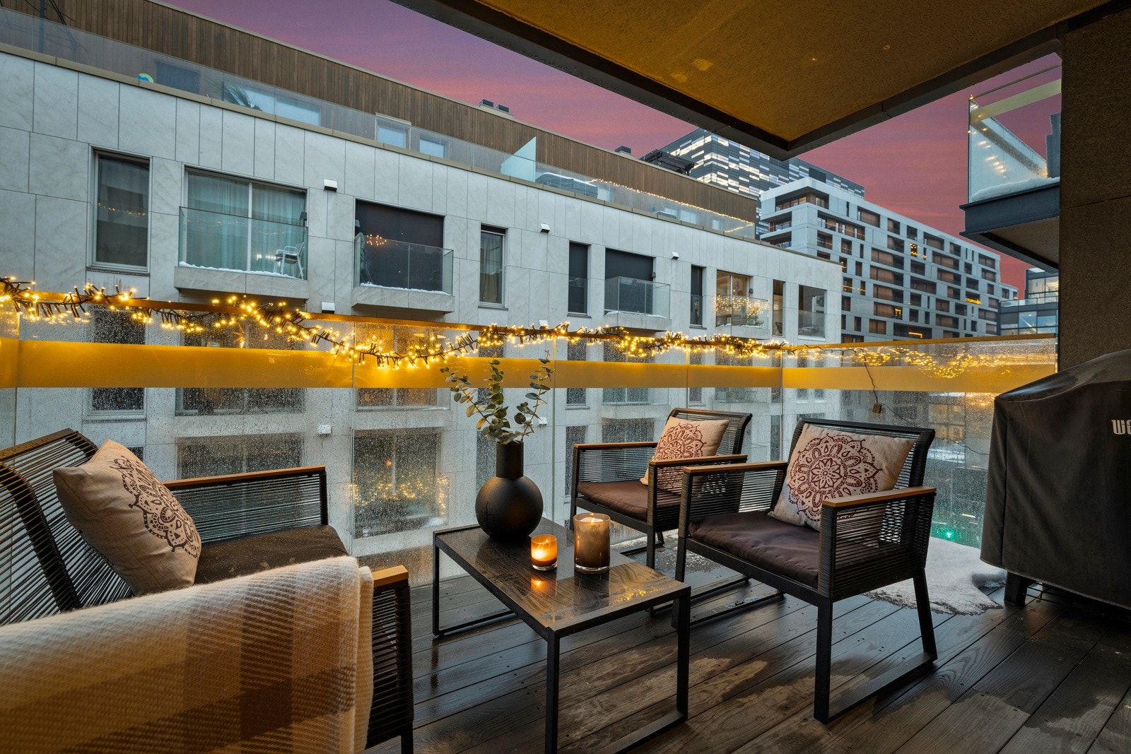 Balkongen gir en perfekt ramme for morgenkaffen, rolige kvelder eller urbant byliv i skjermede omgivelser. Galleribilde