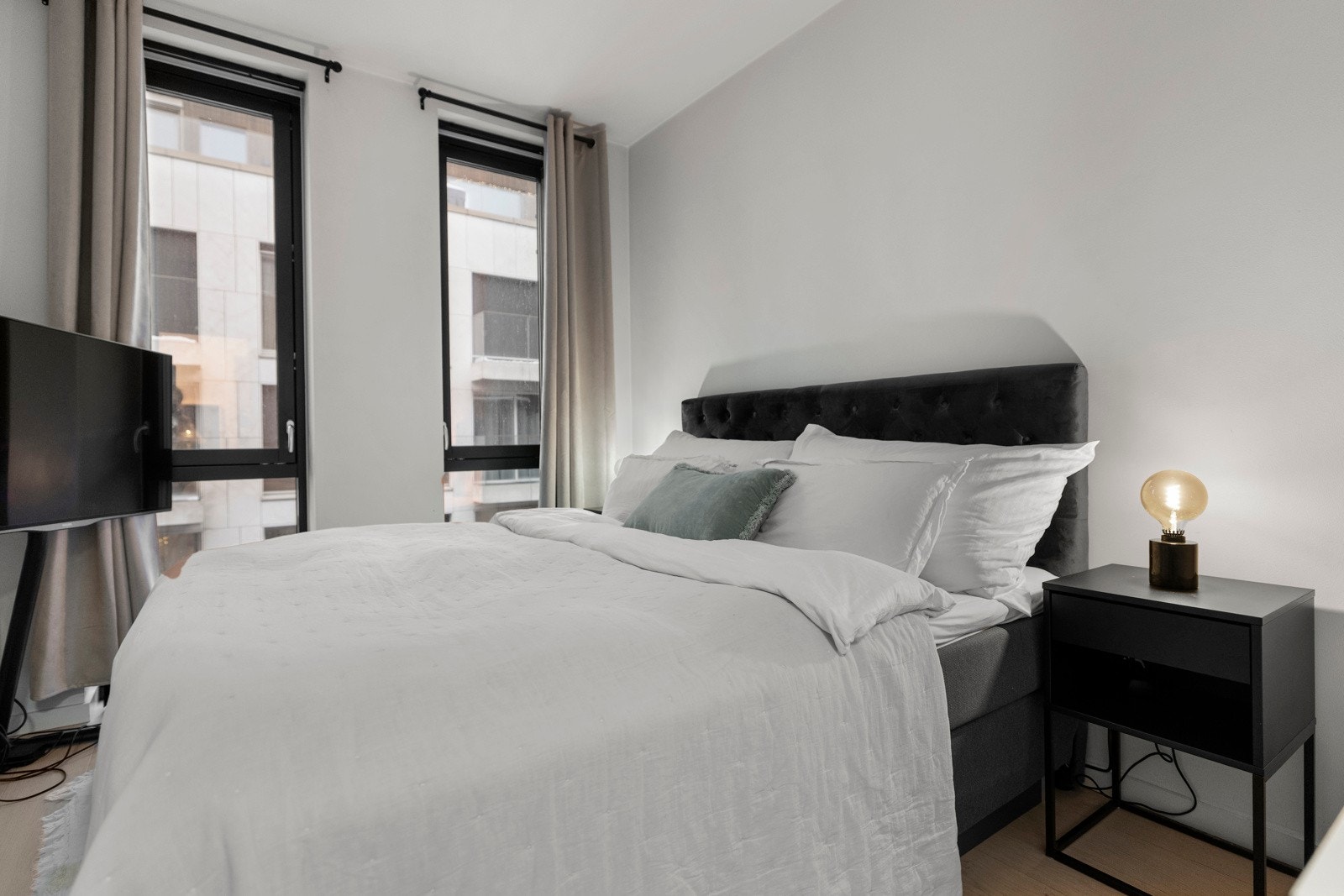 Hovedsoverommet er en rolig og komfortabel oase, med god plass til dobbeltseng og garderobeløsning. Galleribilde