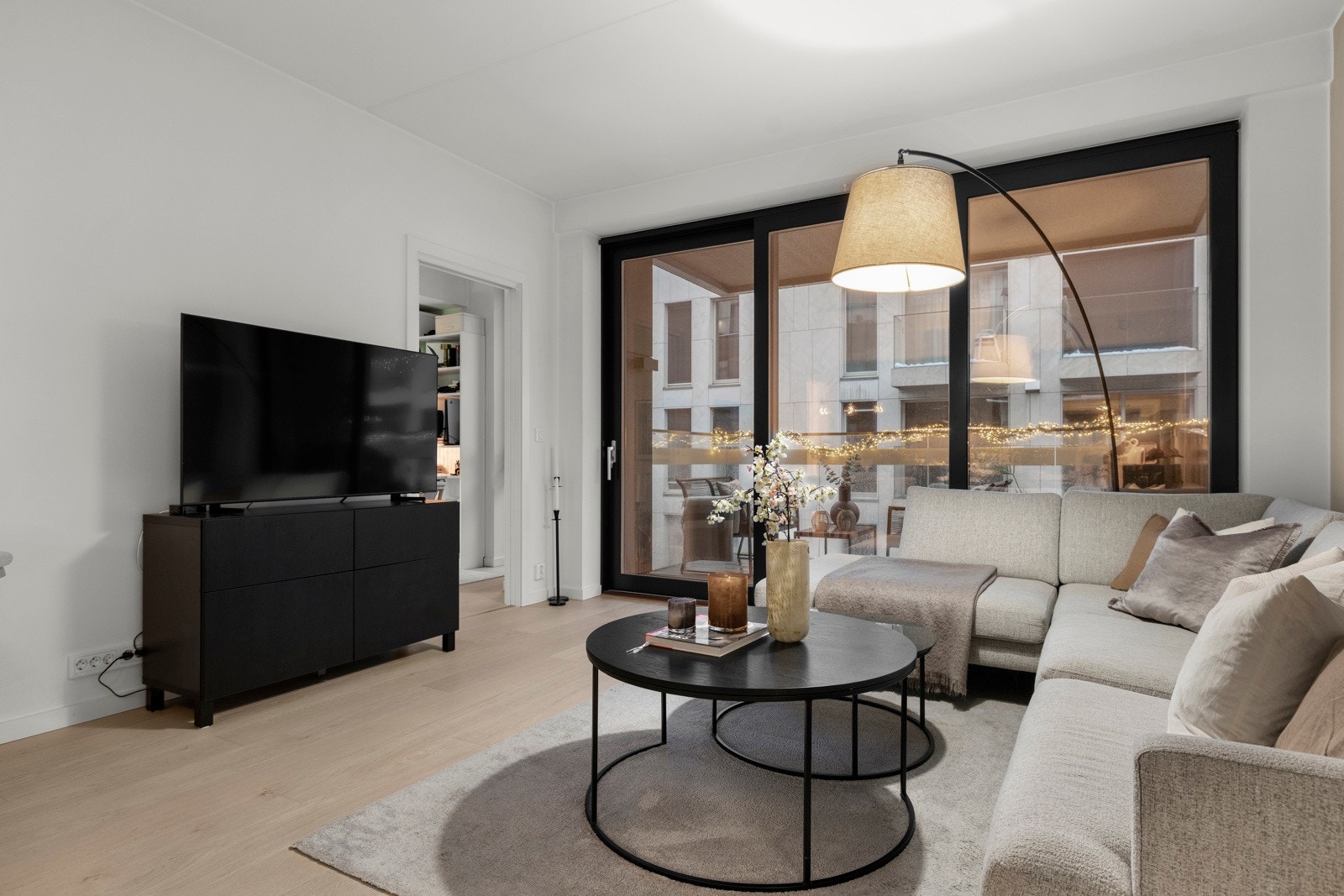 Den gjennomførte fargepaletten i varme, nøytrale toner skaper et tidløst og sofistikert uttrykk. Galleribilde