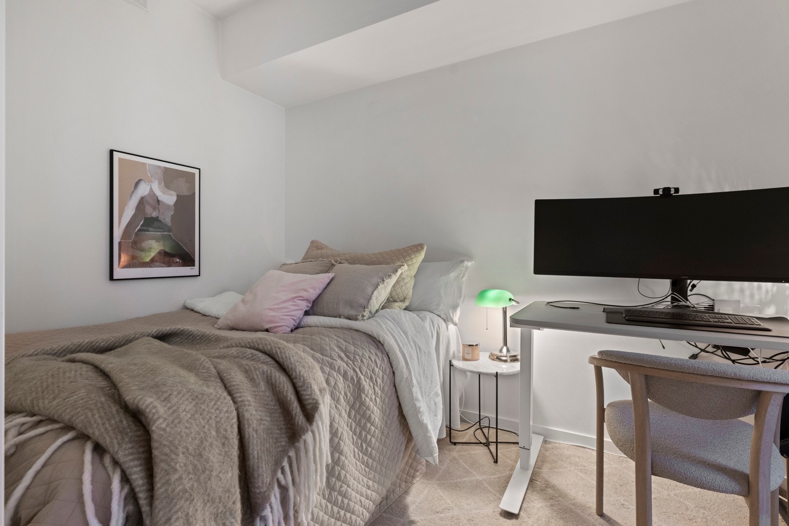 Leilighetens andre soverom er fleksibelt og anvendelig, og egner seg utmerket som gjesterom, barnerom eller hjemmekontor. Galleribilde