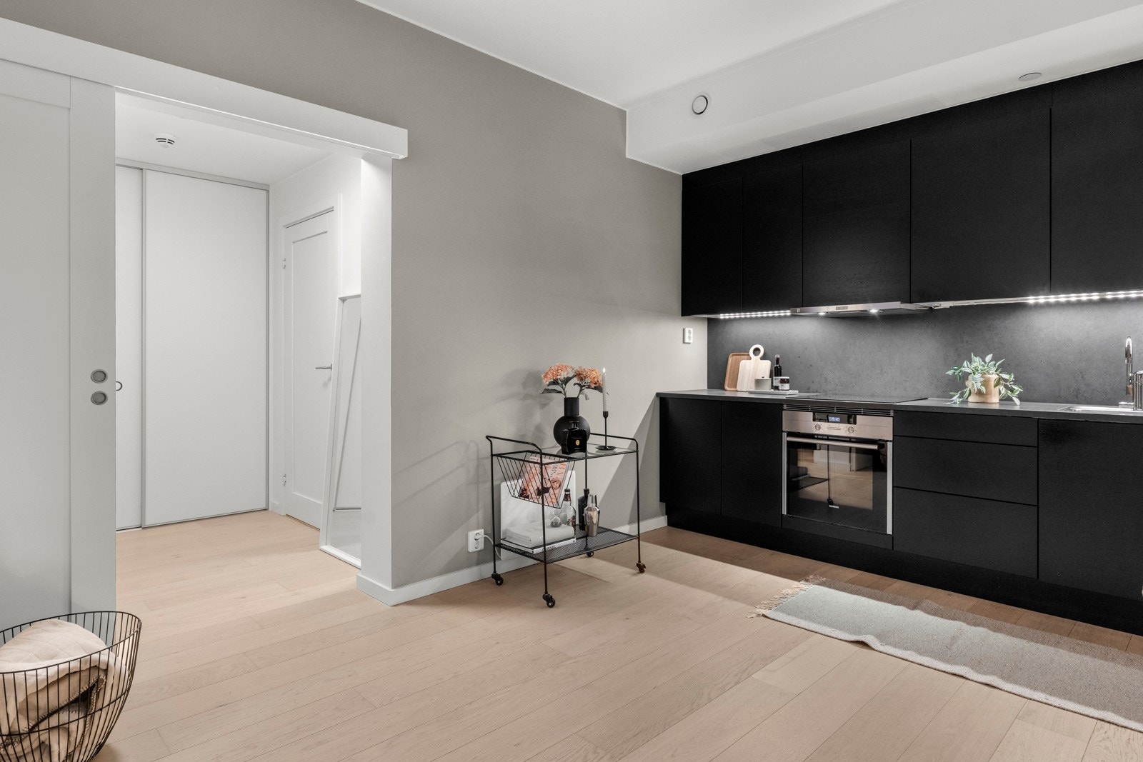 Dette er et kjøkken som både fungerer optimalt i bruk og fremstår som et visuelt blikkfang i boligen. Galleribilde