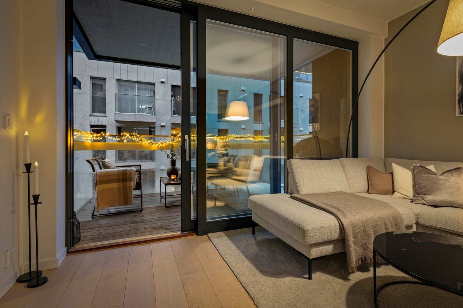 Utgang til balkong forlenger rommet ytterligere og skaper en naturlig forbindelse mellom inne- og uterom. Galleribilde