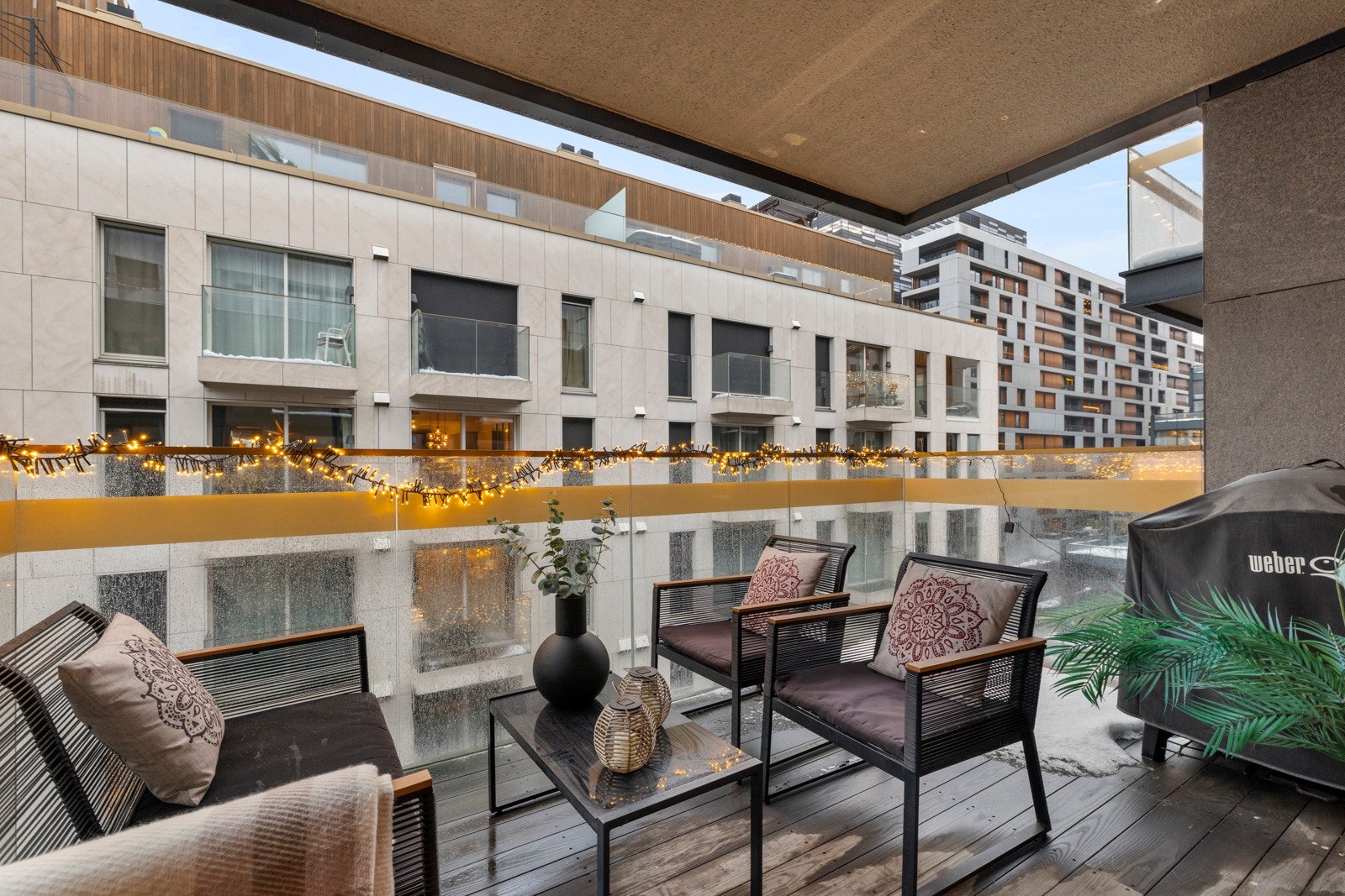 Balkongen fungerer som en naturlig forlengelse av stuen og byr på en romslig og ettertraktet privat uteplass midt i pulserende Bjørvika. Galleribilde