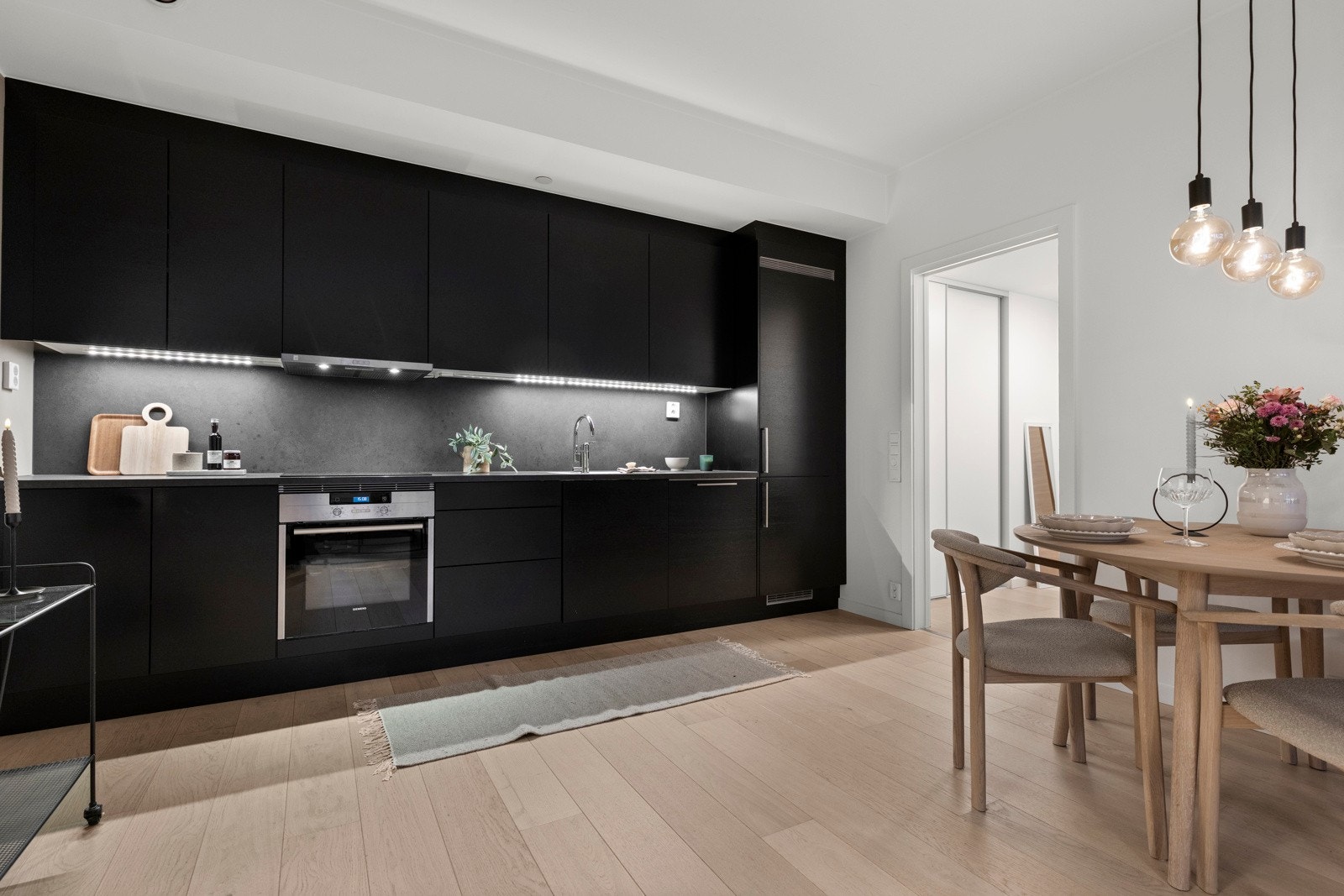 Her møter funksjonalitet elegant design, med rene fronter, integrerte hvitevarer og gode arbeidsflater. Galleribilde