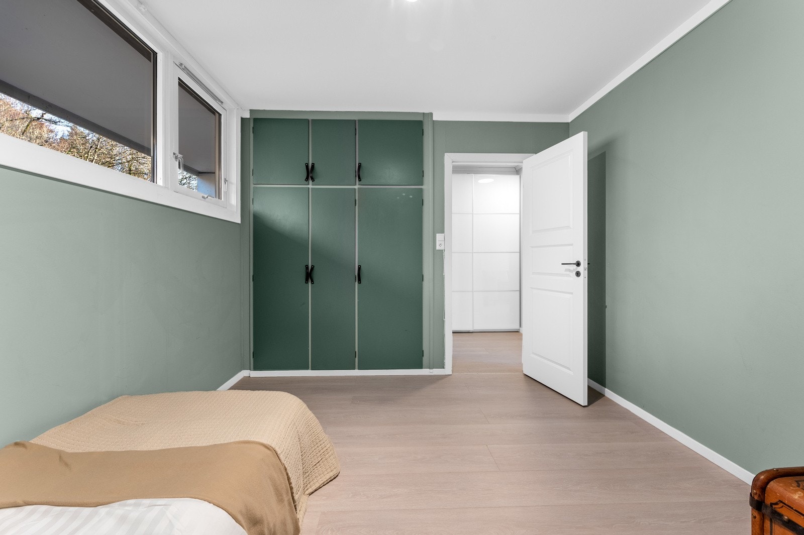 Plassbygd garderobe. Galleribilde