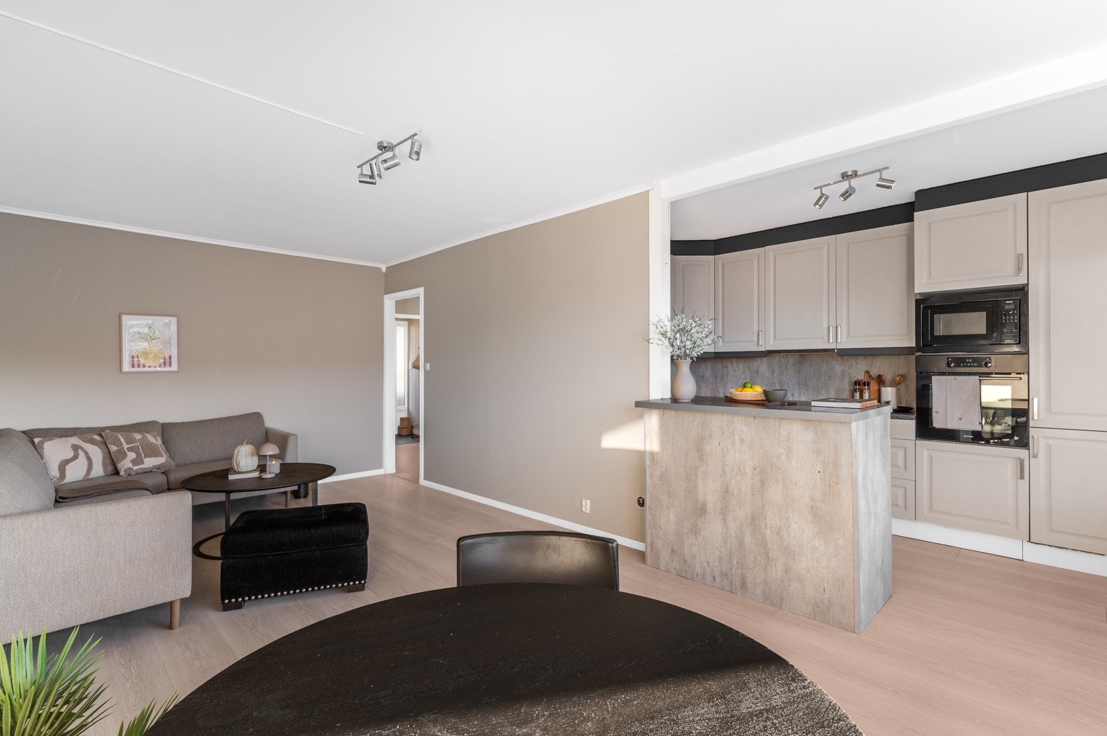 Kjøkkenet er innredet med en klassisk innredningg i lys gråfarge. Hvitevarene er integrert og gi tilleggg er det vinskap. Galleribilde