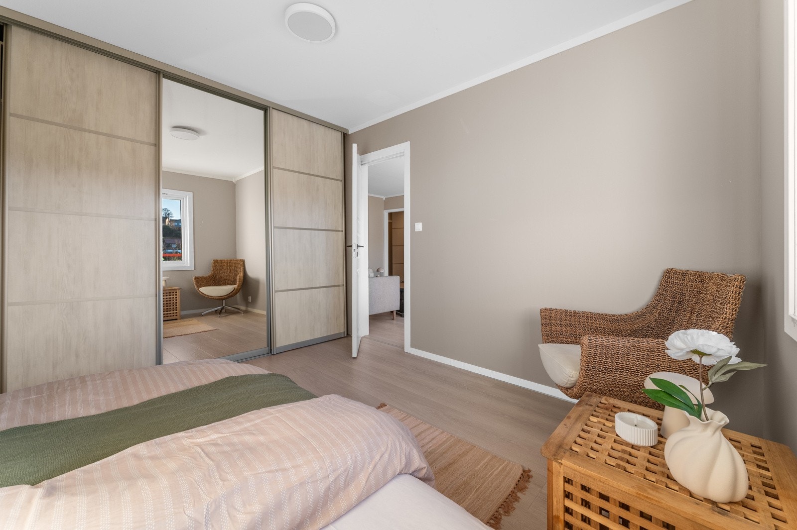 Romslig garderobeskap med god plass til garderoben til to. Galleribilde