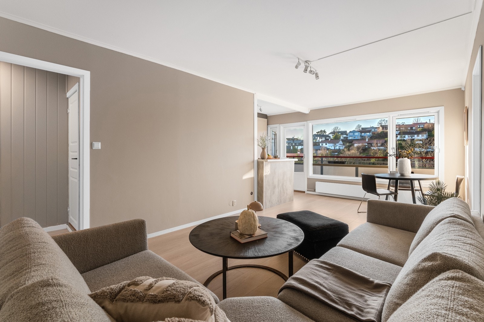 Store vinduer i front sørger for godt naturlig lys inn i rommet. Galleribilde