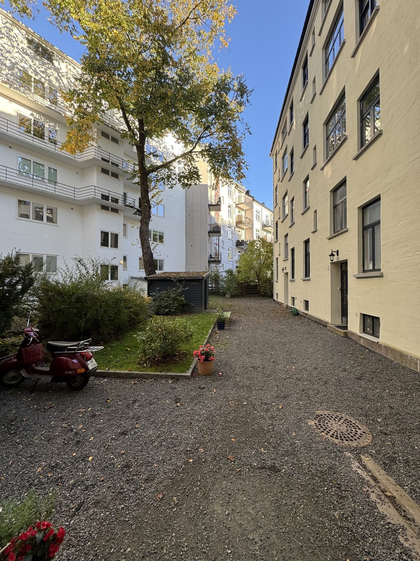 Leiligheten ligger pent til i en indre bakhage. Galleribilde