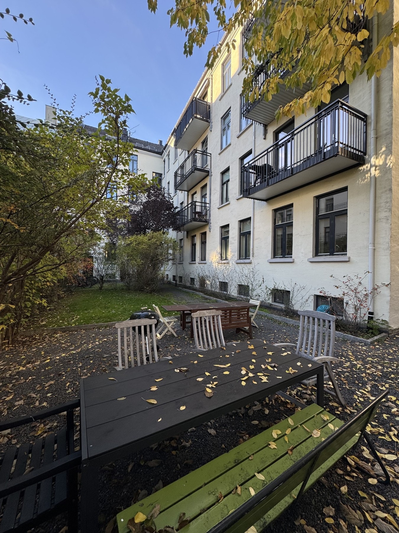 Fellesarealene byr på hyggelige sittegrupper og beplantning, samt sykkelparkering i lukket bakgård og fellesvaskeri i kjeller. Galleribilde