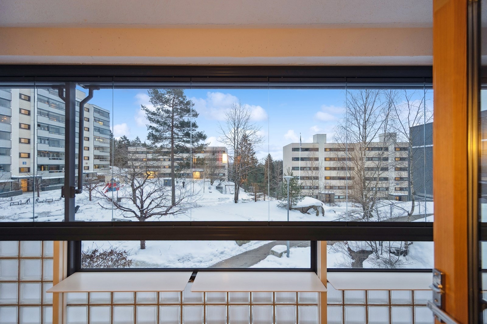 Herfra er det fint utsyn til nabolaget, samtidig som at det er lite innsyn til leiligheten. Galleribilde