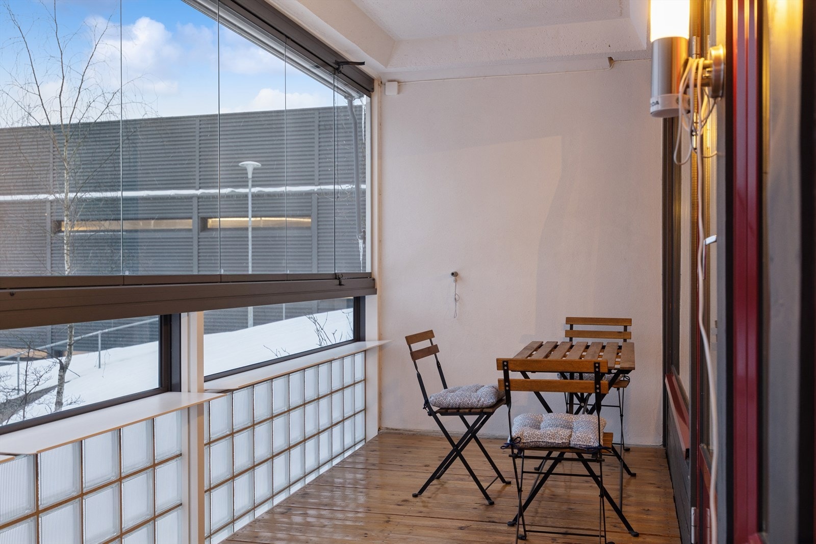 Balkongen oppleves som en forlengelse av stuen. Galleribilde