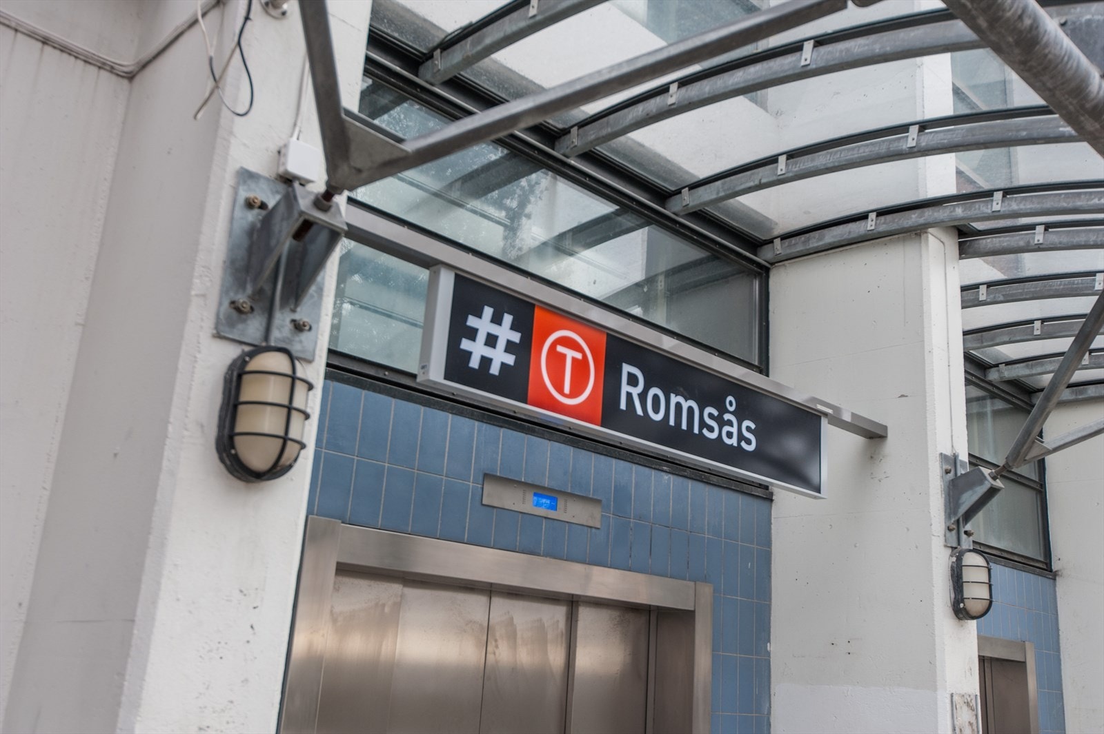 Det er kort vei fra boligen til offentlig kommunikasjon. Det er gangavstand til Romsås T-bane. T-banen tar deg til sentrum på kort tid. Galleribilde